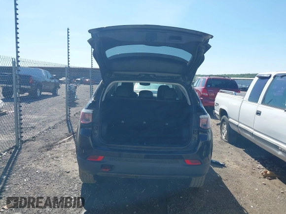 2018 Jeep Compass Trailhawk z VIN 3C4NJDDBXJT238593, wystawiony jako IAAI lot #42075447 z przebiegiem 122 064 mil mil oraz . Historia ofert i sprzedaży dostępna na DreamBid. Obrazek 17.