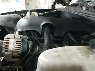 2003 Chevrolet Silverado 1500HD LS z VIN 1GCGK13U63F226607, wystawiony jako IAAI lot #41178194 z przebiegiem 158 193 mil mil oraz . Historia ofert i sprzedaży dostępna na DreamBid. Obrazek 17.