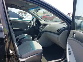 2017 Hyundai Accent SE z VIN KMHCT4AE4HU354755, wystawiony jako IAAI lot #42391519 z przebiegiem 106 998 mil mil oraz . Historia ofert i sprzedaży dostępna na DreamBid. Obrazek 5.