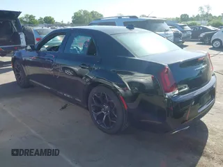 2019 Chrysler 300 S z VIN 2C3CCABG8KH628668, wystawiony jako IAAI lot #42060870 z przebiegiem 86 694 mil mil oraz . Historia ofert i sprzedaży dostępna na DreamBid. Obrazek 3.