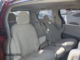 2014 Toyota Sienna LE AAS z VIN 5TDKK3DC1ES420380, wystawiony jako IAAI lot #41836363 z przebiegiem 147 265 mil mil oraz . Historia ofert i sprzedaży dostępna na DreamBid. Obrazek 8.