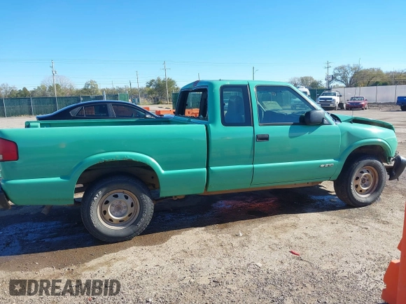 2002 Chevrolet S-10 LS with VIN 1GCDT19W228228916, listed as a IAAI auction lot 40902812 with 247,233 mi miles. Bid and sale history available at carsss.com. Image 14.