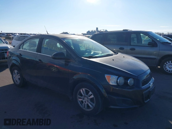 2012 Chevrolet Sonic LT z VIN 1G1JC5SH9C4185585, wystawiony jako IAAI lot #41638300 z przebiegiem 171 481 mil mil oraz . Historia ofert i sprzedaży dostępna na DreamBid. Obrazek 1.