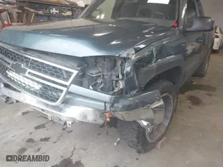 2006 Chevrolet Silverado 1500 LT2 with VIN 1GCEK19B36Z106215, listed as a IAAI auction lot 40699968 with 183,870 mi miles. Bid and sale history available at carsss.com. Image 6.