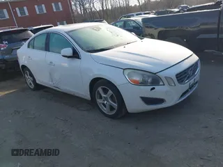 2013 Volvo S60 T5 with VIN YV1612FH8D2183362, listed as a IAAI auction lot 41333058 with 172,987 mi miles. Bid and sale history available at carsss.com. Image 1.