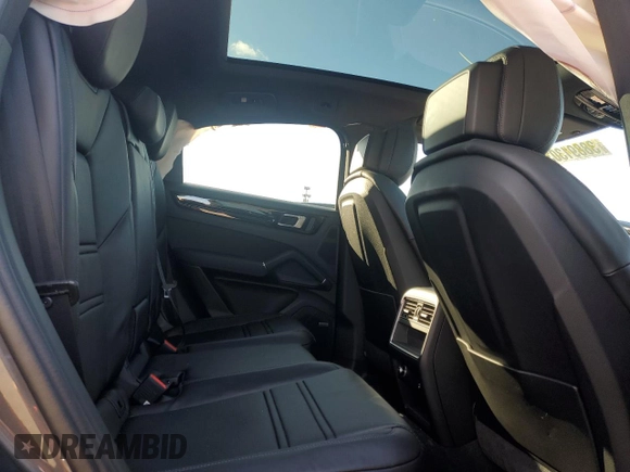 2023 Porsche Cayenne z VIN WP1BA2AYXPDA25379, wystawiony jako Copart lot #38891303 z przebiegiem Nie podano mil oraz . Historia ofert i sprzedaży dostępna na DreamBid. Obrazek 11.