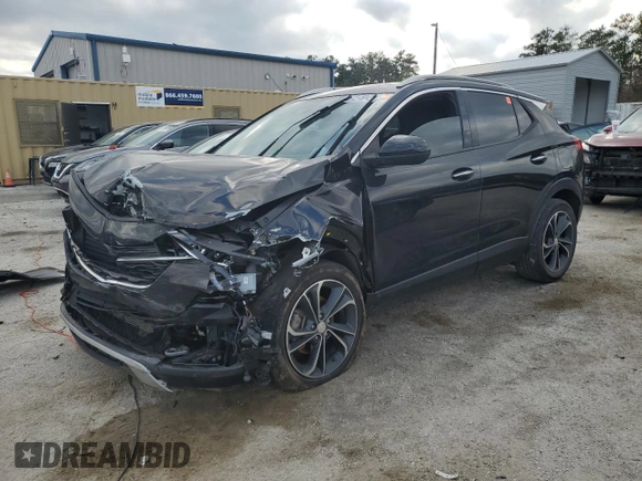 2022 Buick Encore GX Essence z VIN KL4MMFSL7NB047080, wystawiony jako Copart lot #84045124 z przebiegiem 130 195 mil mil oraz Czysty tytuł • Clean title. Historia ofert i sprzedaży dostępna na DreamBid. Obrazek 1.