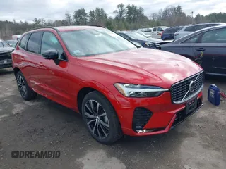2025 Volvo XC60 Plus z VIN YV4M12RCXS1016126, wystawiony jako IAAI lot #41744452 z przebiegiem 429 mil mil oraz . Historia ofert i sprzedaży dostępna na DreamBid. Obrazek 1.