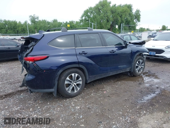 2022 Toyota Highlander XLE with VIN 5TDGZRBH6NS591080, listed as a IAAI auction lot 42271952 with 36,895 mi miles and . Bid and sale history available at DreamBid. Image 4.