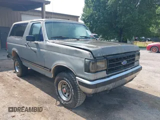1989 Ford Bronco XL z VIN 1FMEU15NXKLA14330, wystawiony jako IAAI lot #42429531 z przebiegiem 82 009 mil mil oraz . Historia ofert i sprzedaży dostępna na DreamBid. Obrazek 1.