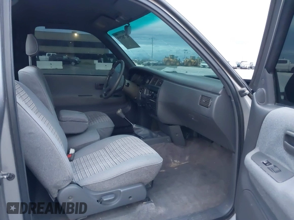 1993 Toyota T100 z VIN JT4VD10C0P0009821, wystawiony jako IAAI lot #41788269 z przebiegiem 144 505 mil mil oraz . Historia ofert i sprzedaży dostępna na DreamBid. Obrazek 5.