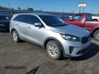 2020 Kia Sorento LX z VIN 5XYPG4A34LG647008, wystawiony jako IAAI lot #41938773 z przebiegiem 98 917 mil mil oraz . Historia ofert i sprzedaży dostępna na DreamBid. Obrazek 1.