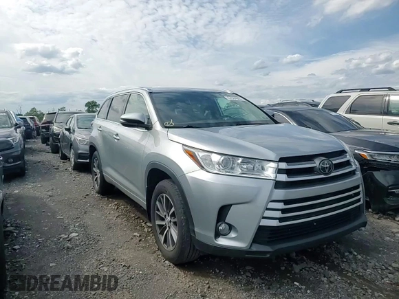 2018 Toyota Highlander SE z VIN 5TDJZRFH7JS866725, wystawiony jako Copart lot #57944005 z przebiegiem 62 177 mil mil oraz Szkoda całkowita • Salvage title. Historia ofert i sprzedaży dostępna na DreamBid. Obrazek 14.