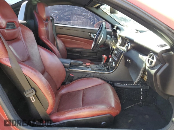 2012 Mercedes-Benz SLK 350 z VIN WDDPK5HA9CF038739, wystawiony jako Copart lot #50545655 z przebiegiem 81 428 mil mil oraz Czysty tytuł • Clean title. Historia ofert i sprzedaży dostępna na DreamBid. Obrazek 10.