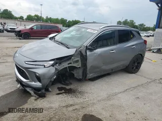 2024 Buick Encore GX Sport Touring z VIN KL4AMDSL7RB027957, wystawiony jako Copart lot #61582995 z przebiegiem 41 536 mil mil oraz Szkoda całkowita • Salvage title. Historia ofert i sprzedaży dostępna na DreamBid. Obrazek 1.