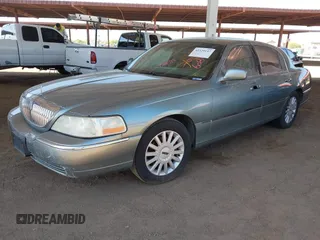 2005 Lincoln Town Car Signature z VIN 1LNHM81W85Y608166, wystawiony jako IAAI lot #42329147 z przebiegiem 252 667 mil mil oraz . Historia ofert i sprzedaży dostępna na DreamBid. Obrazek 2.