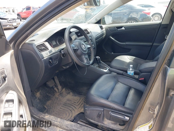 2014 Volkswagen Jetta SE z VIN 3VWD17AJ8EM286230, wystawiony jako IAAI lot #42735736 z przebiegiem 181 617 mil mil oraz . Historia ofert i sprzedaży dostępna na DreamBid. Obrazek 5.