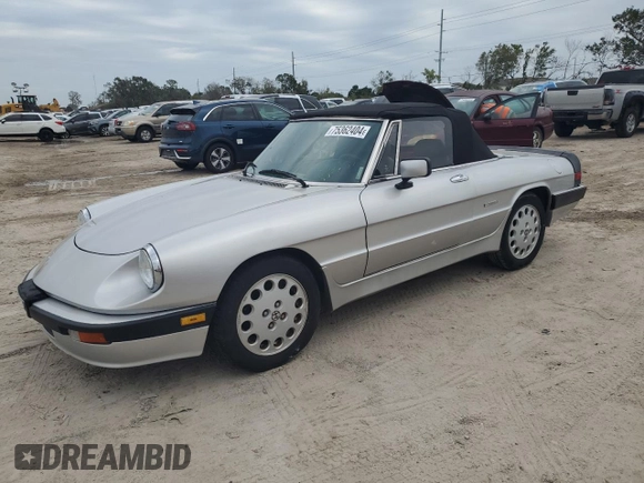 1990 Alfa Romeo Spider z VIN ZARBA12T0L6002373, wystawiony jako Copart lot #75362404 z przebiegiem 73 479 mil mil oraz Nie do naprawy • Non repairable. Historia ofert i sprzedaży dostępna na DreamBid. Obrazek 1.
