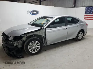 2025 Toyota Camry LE z VIN 4T1DAACK6SU023226, wystawiony jako Copart lot #61225545 z przebiegiem 29 508 mil mil oraz Czysty tytuł • Clean title. Historia ofert i sprzedaży dostępna na DreamBid. Obrazek 1.
