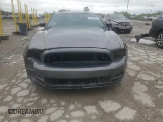 2014 Ford Mustang V6 z VIN 1ZVBP8AM4E5280646, wystawiony jako Copart lot #57615295 z przebiegiem 112 968 mil mil oraz Szkoda całkowita • Salvage title. Historia ofert i sprzedaży dostępna na DreamBid. Obrazek 5.