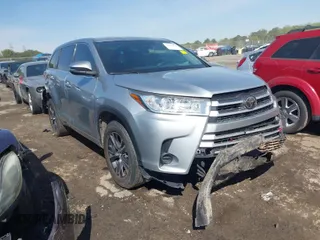2017 Toyota Highlander LE z VIN 5TDZZRFH5HS198825, wystawiony jako IAAI lot #41905699 z przebiegiem 104 096 mil mil oraz . Historia ofert i sprzedaży dostępna na DreamBid. Obrazek 1.