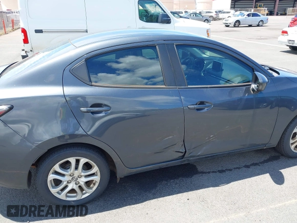 2016 Scion iA z VIN 3MYDLBZV5GY113222, wystawiony jako IAAI lot #42076460 z przebiegiem 112 249 mil mil oraz . Historia ofert i sprzedaży dostępna na DreamBid. Obrazek 17.