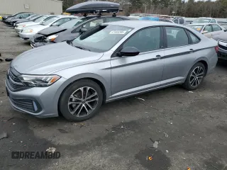 2024 Volkswagen Jetta Sport z VIN 3VWAM7BU6RM028443, wystawiony jako Copart lot #47403295 z przebiegiem 10 664 mil mil oraz Szkoda całkowita • Salvage title. Historia ofert i sprzedaży dostępna na DreamBid. Obrazek 1.