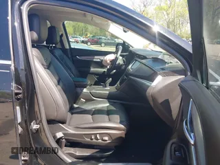2017 Cadillac XT5 Luxury FWD z VIN 1GYKNBRS7HZ227732, wystawiony jako IAAI lot #42035099 z przebiegiem 76 260 mil mil oraz . Historia ofert i sprzedaży dostępna na DreamBid. Obrazek 5.