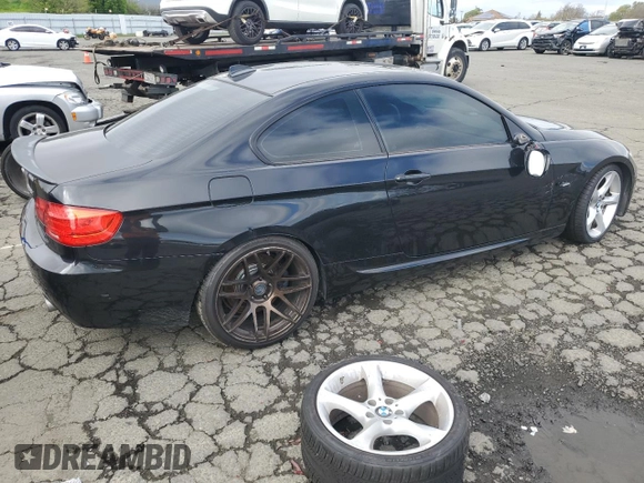 2012 BMW 3 Series 335i z VIN WBAKG7C50CE263260, wystawiony jako Copart lot #49528645 z przebiegiem 220 656 mil mil oraz Czysty tytuł • Clean title. Historia ofert i sprzedaży dostępna na DreamBid. Obrazek 3.