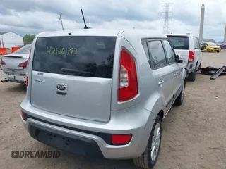 2013 Kia Soul + z VIN KNDJT2A63D7761273, wystawiony jako IAAI lot #42166793 z przebiegiem 134 647 mil mil oraz . Historia ofert i sprzedaży dostępna na DreamBid. Obrazek 4.