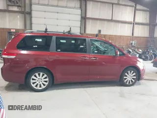 2013 Toyota Sienna XLE z VIN 5TDDK3DCXDS053048, wystawiony jako IAAI lot #42163668 z przebiegiem 104 765 mil mil oraz . Historia ofert i sprzedaży dostępna na DreamBid. Obrazek 13.