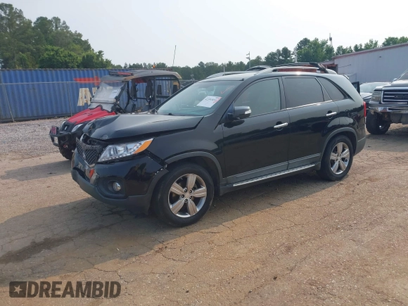2013 Kia Sorento EX z VIN 5XYKU4A22DG364988, wystawiony jako IAAI lot #42391851 z przebiegiem 221 693 mil mil oraz . Historia ofert i sprzedaży dostępna na DreamBid. Obrazek 19.
