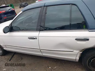 1999 Mercury Grand Marquis GS z VIN 2MEFM74W9XX622371, wystawiony jako IAAI lot #41721054 z przebiegiem 131 724 mil mil oraz . Historia ofert i sprzedaży dostępna na DreamBid. Obrazek 14.