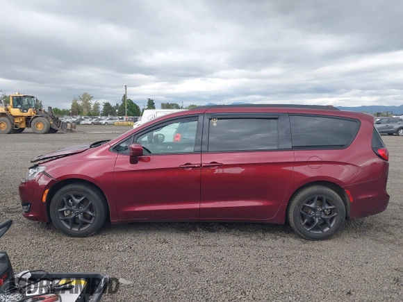 2020 Chrysler Pacifica Touring with VIN 2C4RC1FG6LR142887, listed as a IAAI auction lot 42260931 with 50,008 mi miles and . Bid and sale history available at DreamBid. Image 14.