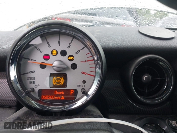 2012 MINI Hardtop S z VIN WMWSV3C59CT386436, wystawiony jako IAAI lot #42254715 z przebiegiem 60 260 mil mil oraz . Historia ofert i sprzedaży dostępna na DreamBid. Obrazek 7.
