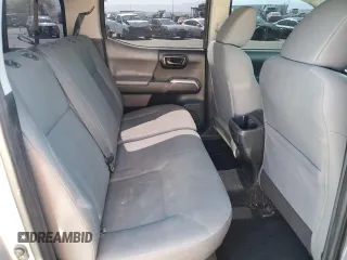 2018 Toyota Tacoma SR5 z VIN 3TMAZ5CN8JM077857, wystawiony jako Copart lot #52570945 z przebiegiem 50 182 mil mil oraz Szkoda całkowita • Salvage title. Historia ofert i sprzedaży dostępna na DreamBid. Obrazek 10.