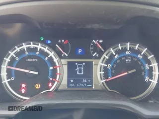 2018 Toyota 4Runner SR5 z VIN JTEBU5JR9J5567945, wystawiony jako IAAI lot #41965866 z przebiegiem 67 821 mil mil oraz . Historia ofert i sprzedaży dostępna na DreamBid. Obrazek 7.