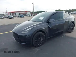 2024 Tesla Model Y z VIN 7SAYGDED3RF041788, wystawiony jako IAAI lot #42644453 z przebiegiem 22 189 mil mil oraz . Historia ofert i sprzedaży dostępna na DreamBid. Obrazek 2.