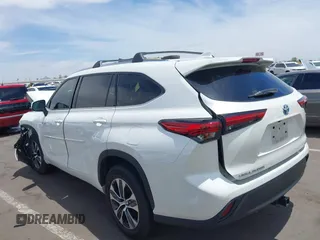 2021 Toyota Highlander Hybrid XLE z VIN 5TDHARAH4MS006945, wystawiony jako IAAI lot #42381038 z przebiegiem 68 276 mil mil oraz . Historia ofert i sprzedaży dostępna na DreamBid. Obrazek 3.