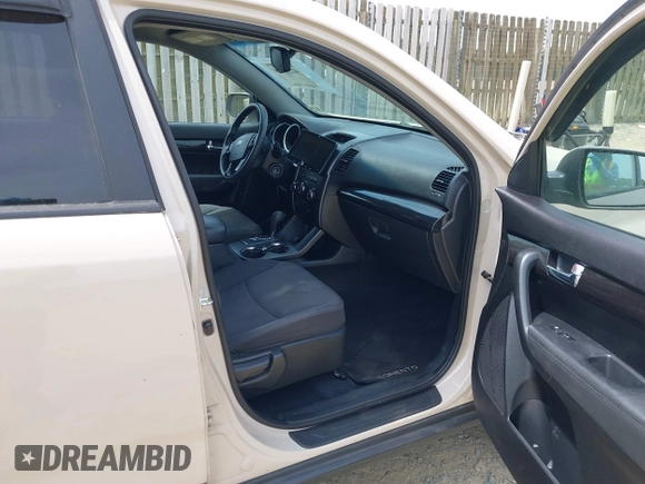 2011 Kia Sorento LX with VIN 5XYKT3A18BG125401, listed as a IAAI auction lot 42123824 with 284,660 mi miles. Bid and sale history available at carsss.com. Image 5.