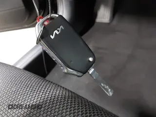 2023 Kia Forte LXS z VIN 3KPF24AD4PE646186, wystawiony jako IAAI lot #42137342 z przebiegiem 15 866 mil mil oraz . Historia ofert i sprzedaży dostępna na DreamBid. Obrazek 11.