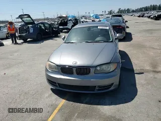 2011 BMW 1 Series 128i z VIN WBAUP9C56BVL89593, wystawiony jako Copart lot #57332945 z przebiegiem 177 265 mil mil oraz Szkody całkowita. Historia ofert i sprzedaży dostępna na DreamBid. Obrazek 13.