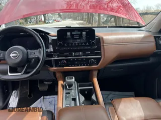 2023 Nissan Pathfinder Platinum z VIN 5N1DR3DH1PC265961, wystawiony jako Copart lot #50937965 z przebiegiem 20 268 mil mil oraz Czysty tytuł • Clean title. Historia ofert i sprzedaży dostępna na DreamBid. Obrazek 9.