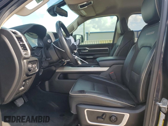 2020 Ram 1500 Laramie z VIN 1C6SRFJT2LN217803, wystawiony jako Copart lot #61390795 z przebiegiem 82 172 mil mil oraz Szkoda całkowita • Salvage title. Historia ofert i sprzedaży dostępna na DreamBid. Obrazek 7.