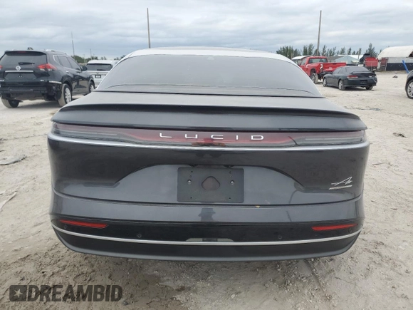 2023 Lucid Air Grand Touring z VIN 50EA1GBA8PA001431, wystawiony jako Copart lot #75683014 z przebiegiem 12 117 mil mil oraz Szkody całkowita. Historia ofert i sprzedaży dostępna na DreamBid. Obrazek 6.