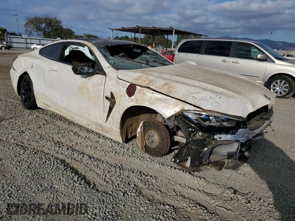 2022 BMW M8 Competition z VIN WBSAE0C04NCJ11232, wystawiony jako Copart lot #72020954 z przebiegiem Nie podano mil oraz Szkoda całkowita • Salvage title. Historia ofert i sprzedaży dostępna na DreamBid. Obrazek 4.