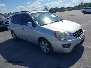2007 Kia Rondo LX with VIN KNAFG526977050611, listed as a IAAI auction lot 41424302 with 170,647 mi miles. Bid and sale history available at carsss.com. Image 1.