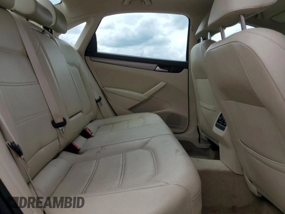 2014 Volkswagen Passat SE z VIN 1VWBT7A38EC049323, wystawiony jako Copart lot #57847025 z przebiegiem 86 241 mil mil oraz Tytuł czysty. Historia ofert i sprzedaży dostępna na DreamBid. Obrazek 10.