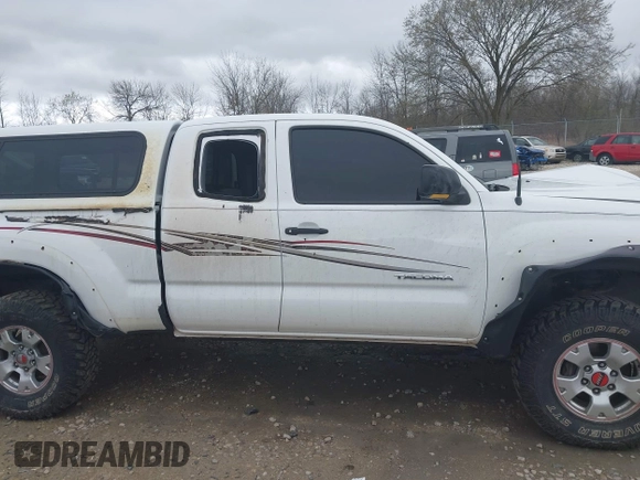 2008 Toyota Tacoma z VIN 5TEUU42NX8Z525861, wystawiony jako IAAI lot #42125414 z przebiegiem Nie podano mil oraz . Historia ofert i sprzedaży dostępna na DreamBid. Obrazek 13.