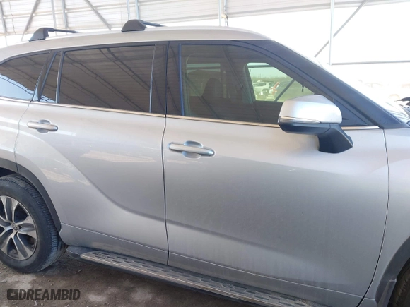 2022 Toyota Highlander XLE with VIN 5TDGZRBH1NS568368, listed as a IAAI auction lot 41666106 with 80,709 mi miles. Bid and sale history available at carsss.com. Image 13.